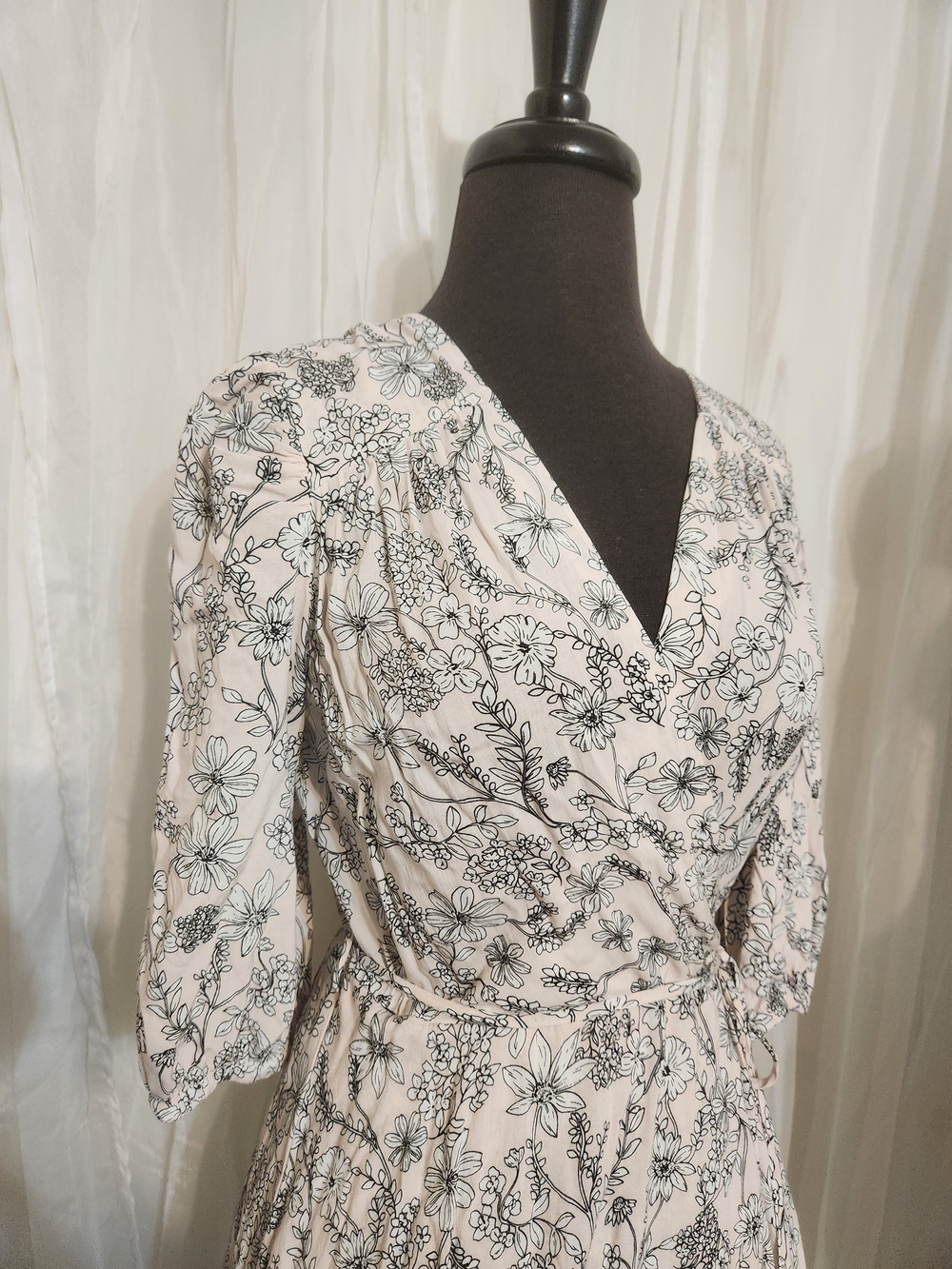 Calvin Klein Floral Wrap-Style Women’s Dress in Light Blush Sz 10 - Picture 3 of 14